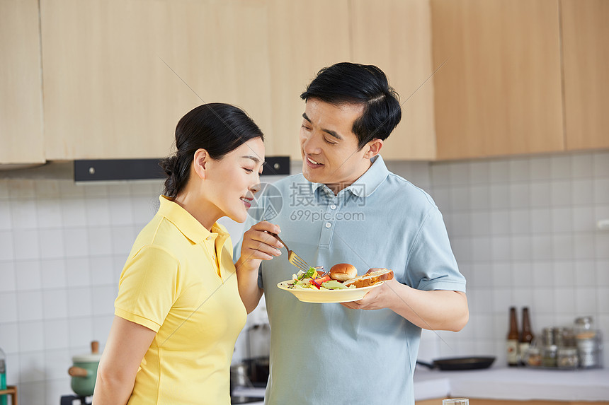 中年夫妇餐厅吃早餐图片