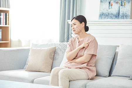 妈妈生气中年女性在家生闷气背景