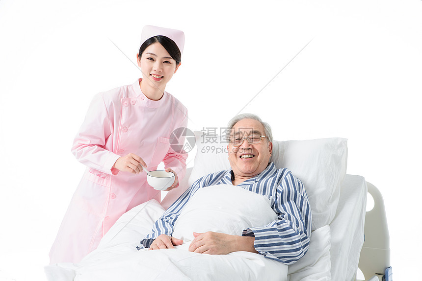 护士照顾老人吃饭图片