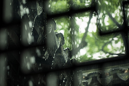 古式建筑下雨窗户高清图片
