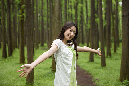 青春美女郊游图片