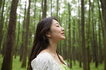 女孩森林青春美女郊游背景