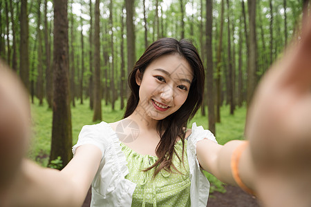 青春美女郊游图片