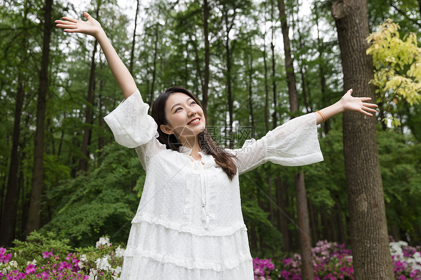 青春美女郊游图片