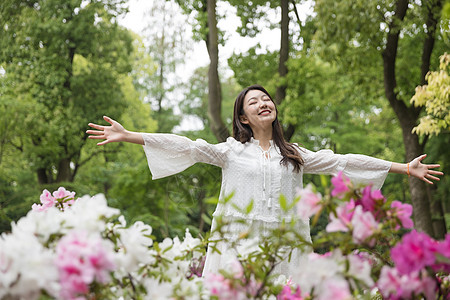 青春美女郊游图片