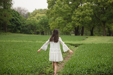 清新美女郊游背影背景