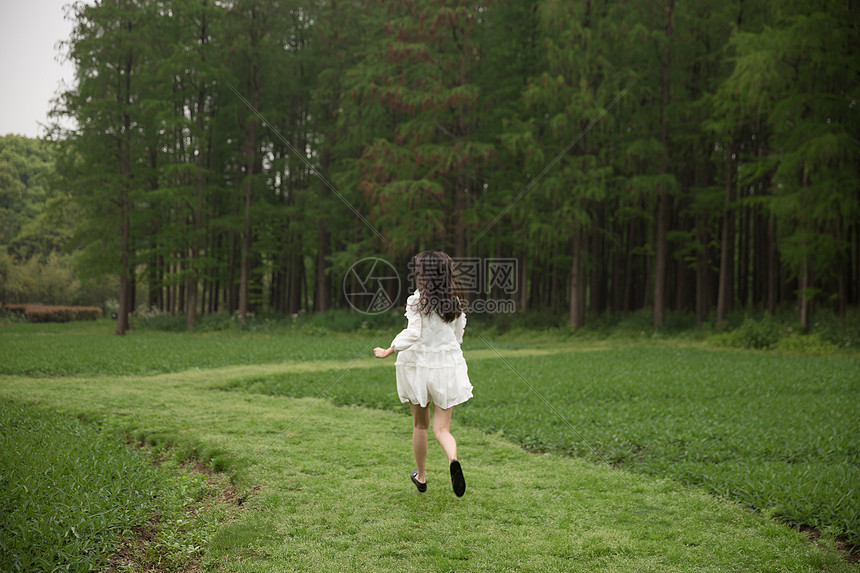 清新美女郊游奔跑背影