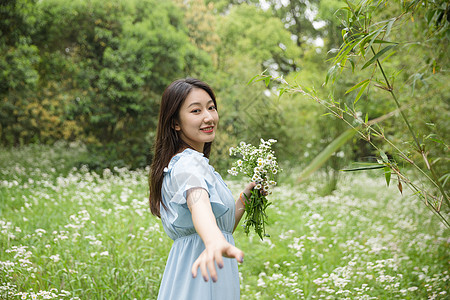 森系美女郊游背景图片