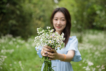 森系美女递花图片