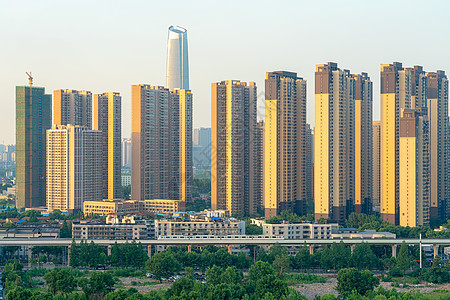 穿过小区楼盘的城市高速列车背景图片