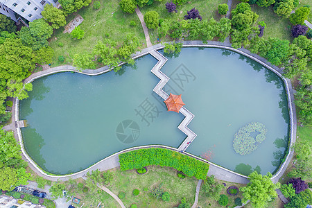 小区里的人工湖景观跑道背景图片