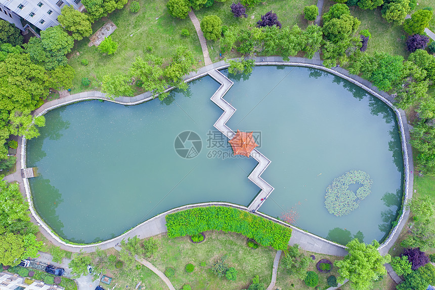 小区里的人工湖景观跑道图片