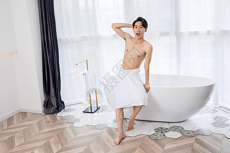 年轻男性泡澡背景图片