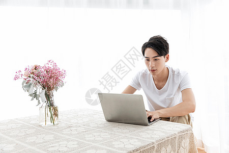 居家男性用电脑图片