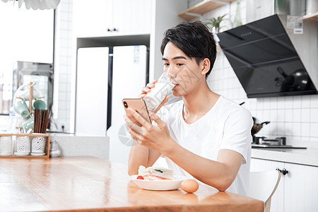 居家男青年吃早餐高清图片