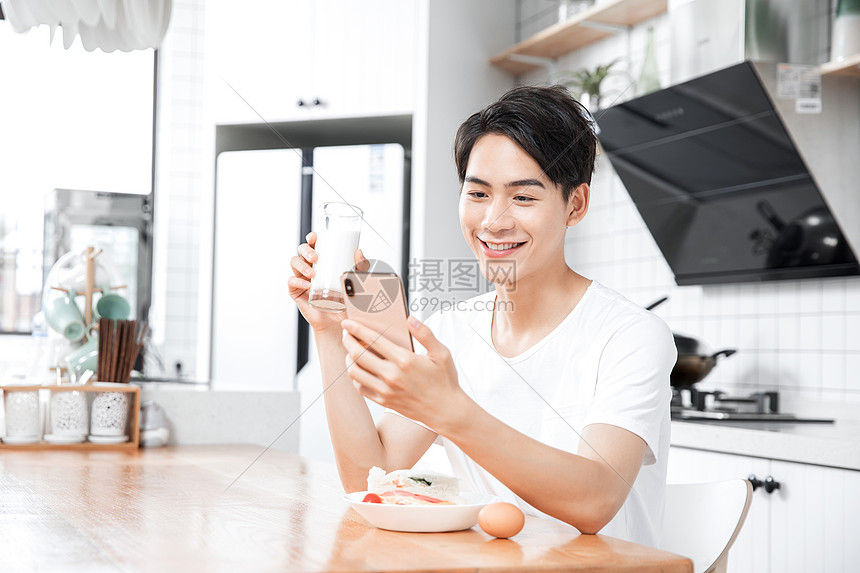 居家男青年吃早餐图片