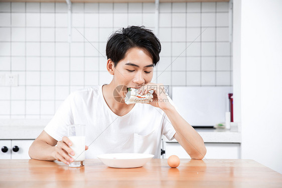 居家男青年吃早餐图片