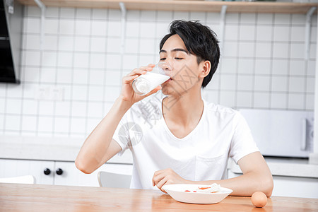 黄豆牛奶居家男青年吃早餐背景