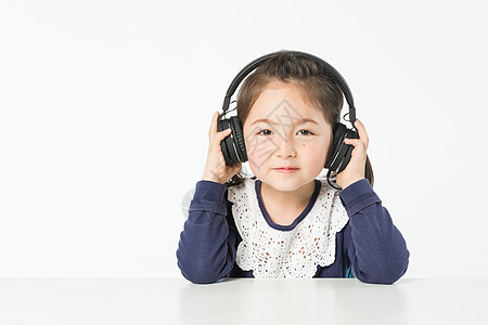 听音乐的小女孩外国儿童听音乐背景