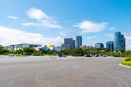 汽车地面蓝天白云下的建筑背景