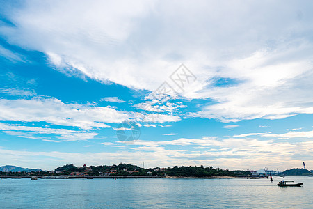 蓝天白云大海蓝天白云下的鼓浪屿背景