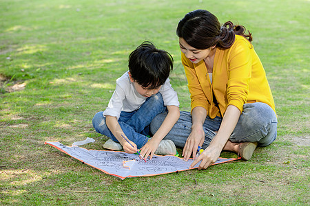 小孩喝牛奶母子公园画风筝背景