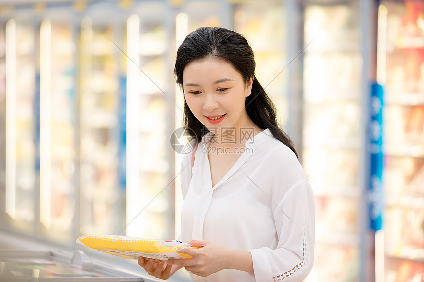 美女超市购物图片