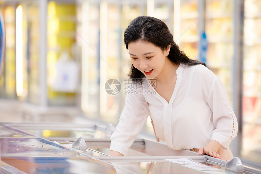 美女超市购物图片