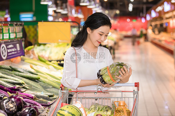 美女超市购物图片