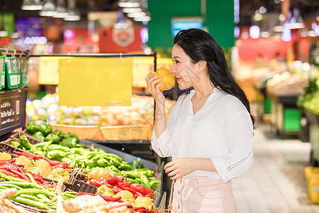 美女超市购物图片