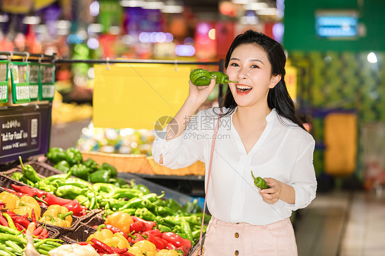 美女超市购物图片