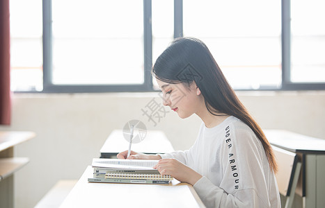 大学生学习校园小清新美女写作业背景