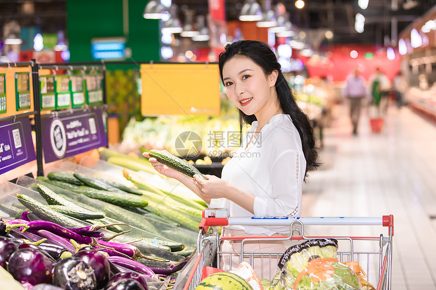 美女超市购物图片