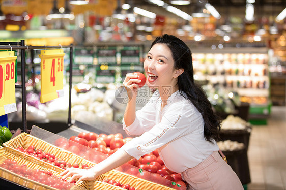 美女超市购物图片