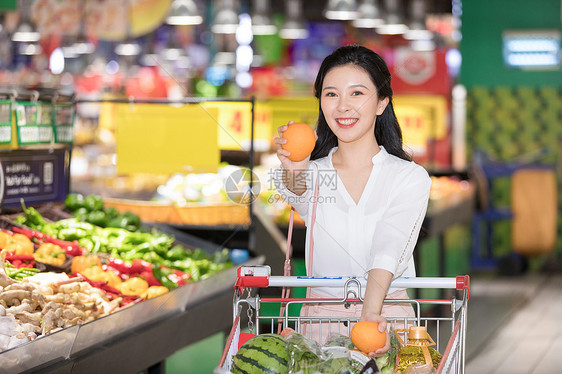 美女超市购物图片