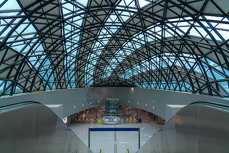 蓝色科技城市巨大天幕屋顶下的城际铁路售票厅背景
