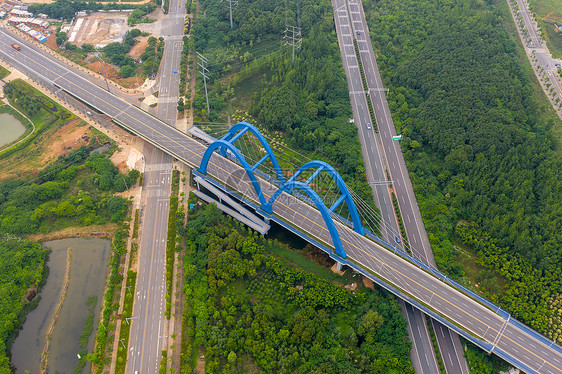 横跨高速公路的蓝色桥梁图片