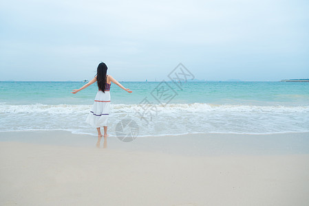 海边嬉戏海边美女背影背景