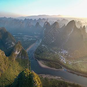 中国广西省阳朔县九马画山景区相公山日出航拍背景