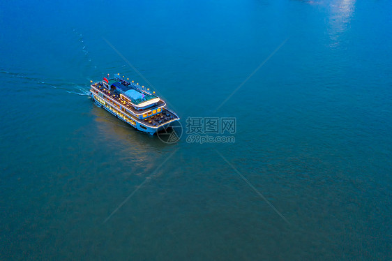 海上豪华游轮休闲旅游图片