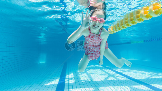 儿童水下游泳图片