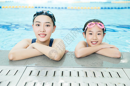 夏日泳装女孩游泳教练和儿童背景