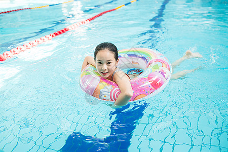 儿童游泳夏日游泳的女孩高清图片