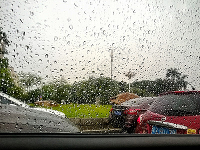 下雨天窗外雨珠图片