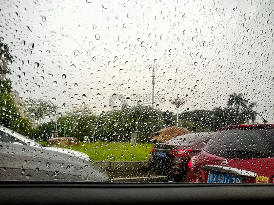 下雨天窗外雨珠图片