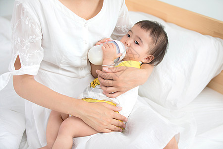 母婴妈妈给宝宝喂奶背景图片