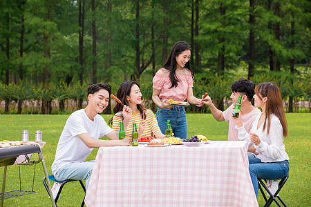 青年朋友聚会野餐烧烤图片