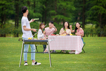 青年朋友聚会野餐烧烤图片