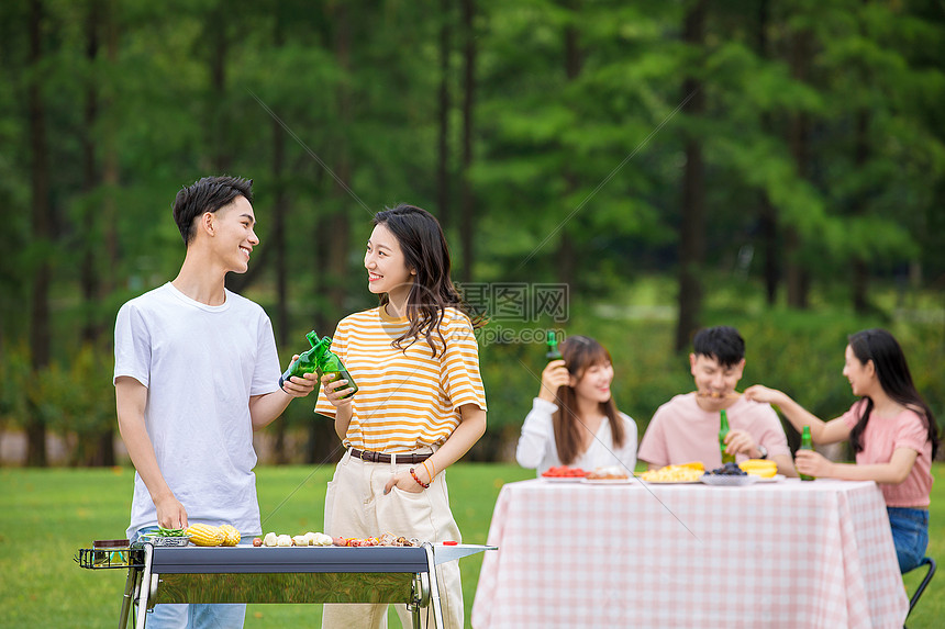 青年朋友聚会野餐烧烤图片