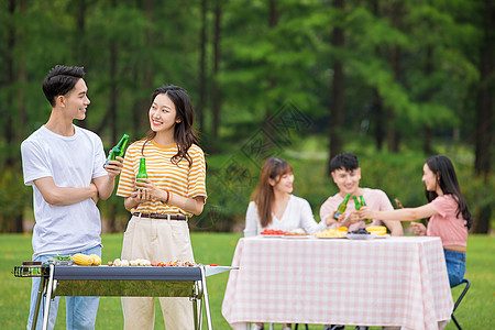 草坪野餐青年朋友聚会野餐烧烤背景